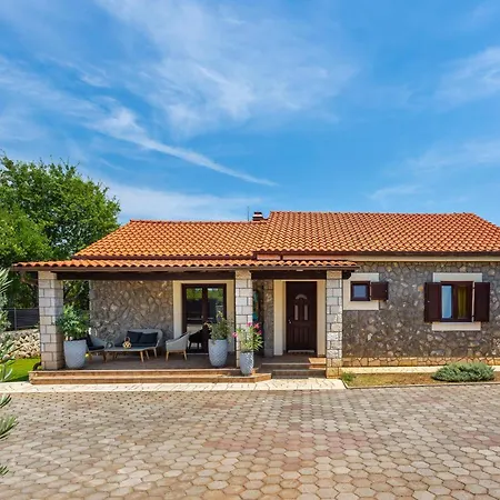 Holiday home In With Outdoor Swimming Pool Lakmartin