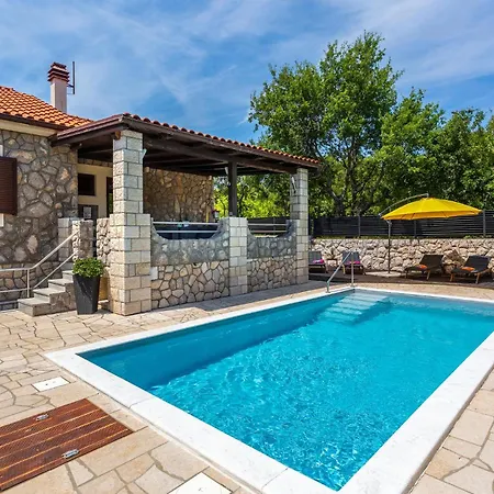 In With Outdoor Swimming Pool Holiday home Lakmartin